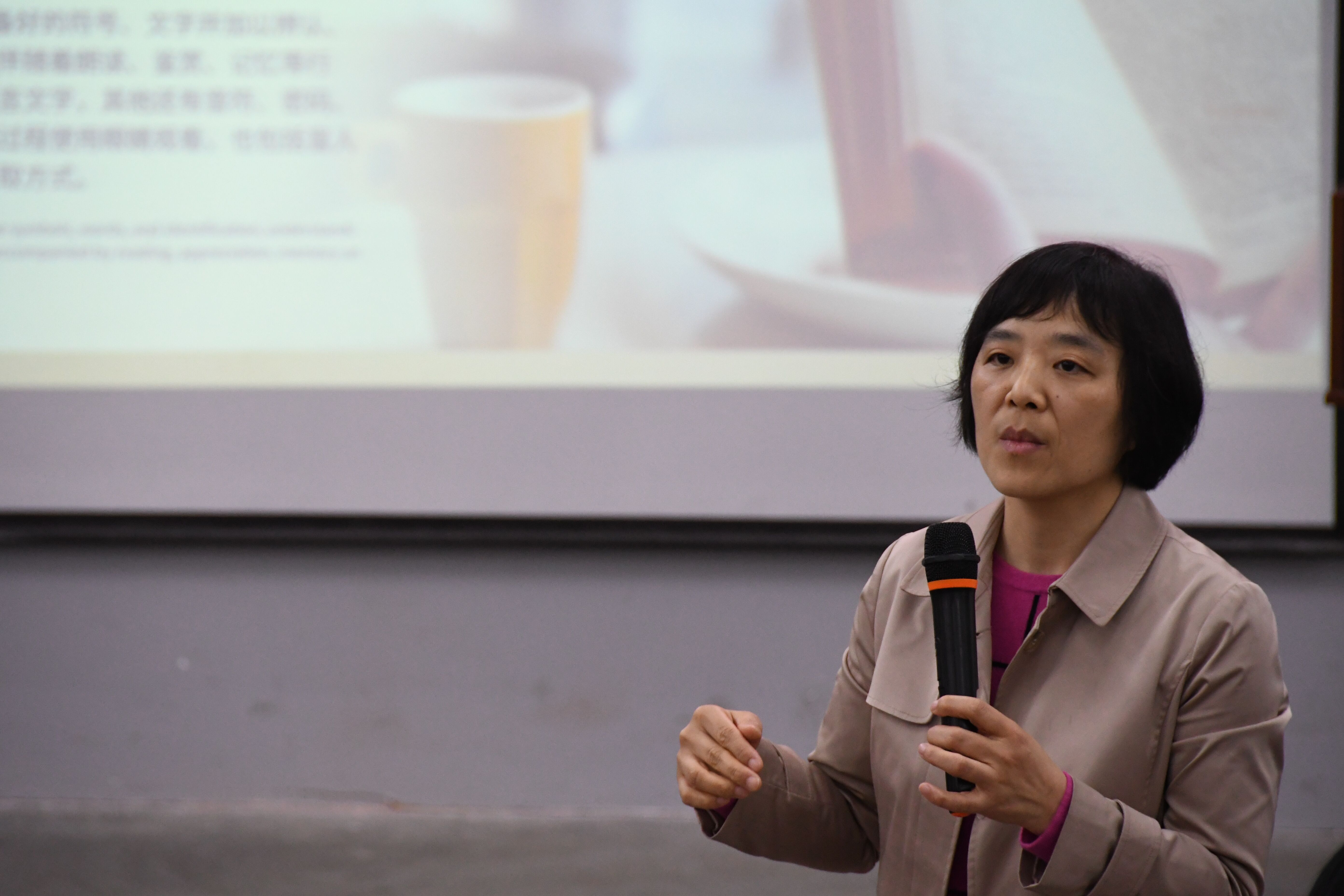 王海燕教授作读书分享  熊竹韵摄